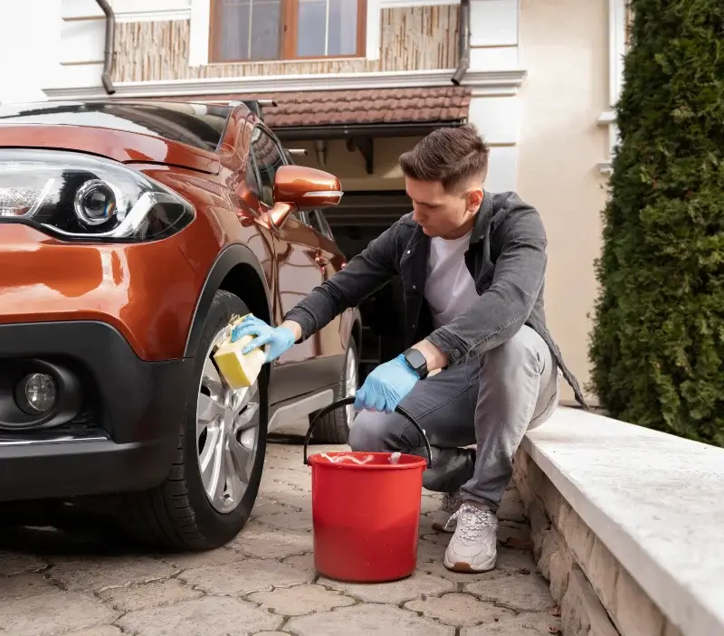 Lavage auto à domicile Équemauville : professionnel intervenant sur un véhicule